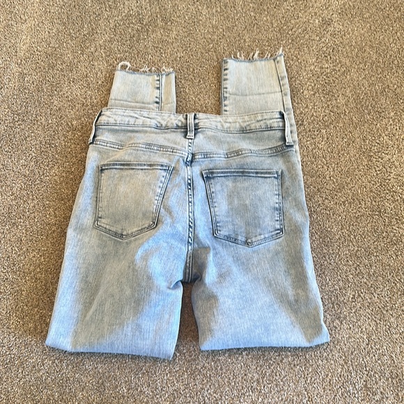 Universal Thread Light Wash High Waisted Jeans - Picture 3 of 4